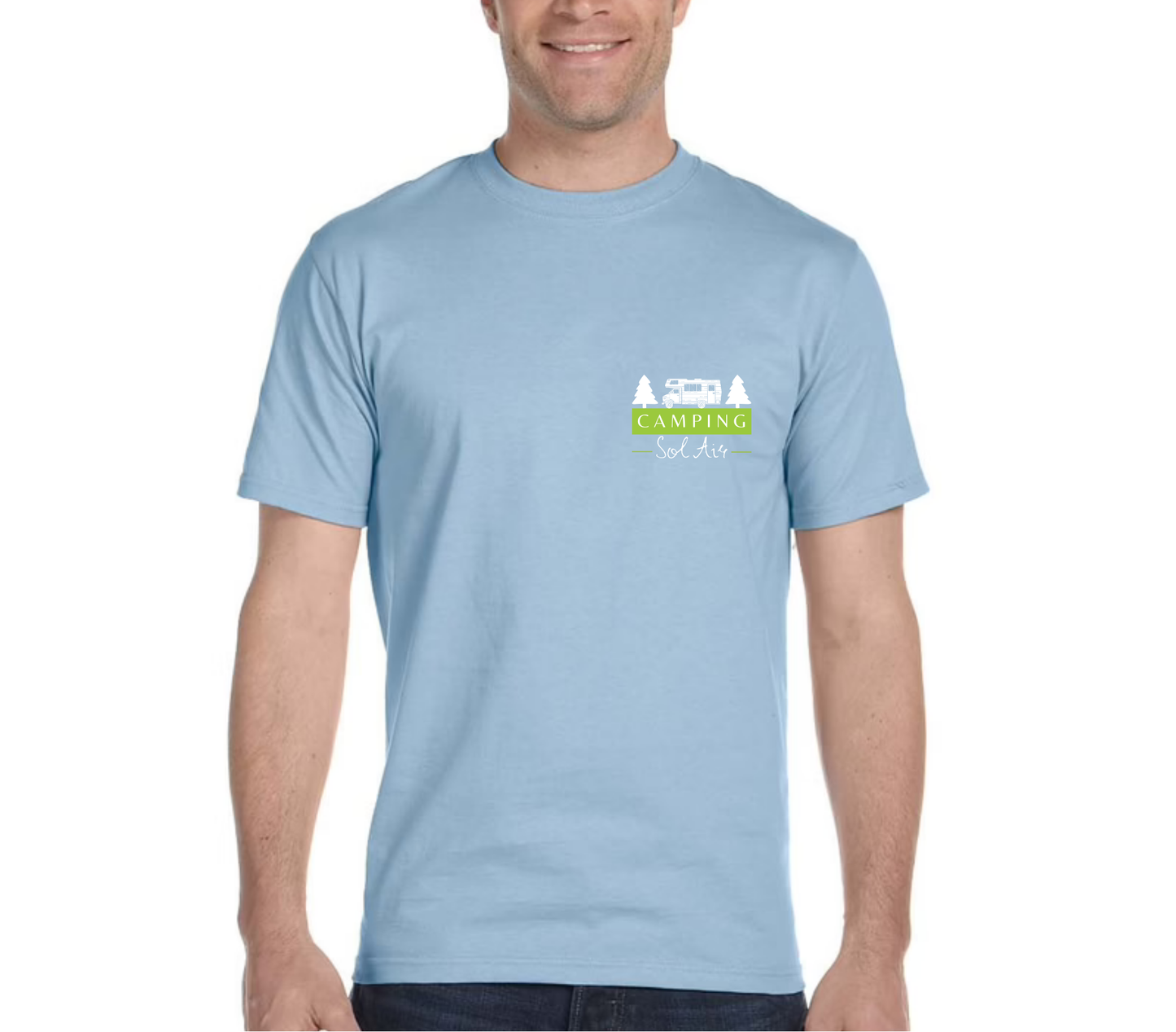 Chandail à manches courtes orné d’un logo de 4 pouces du camping.