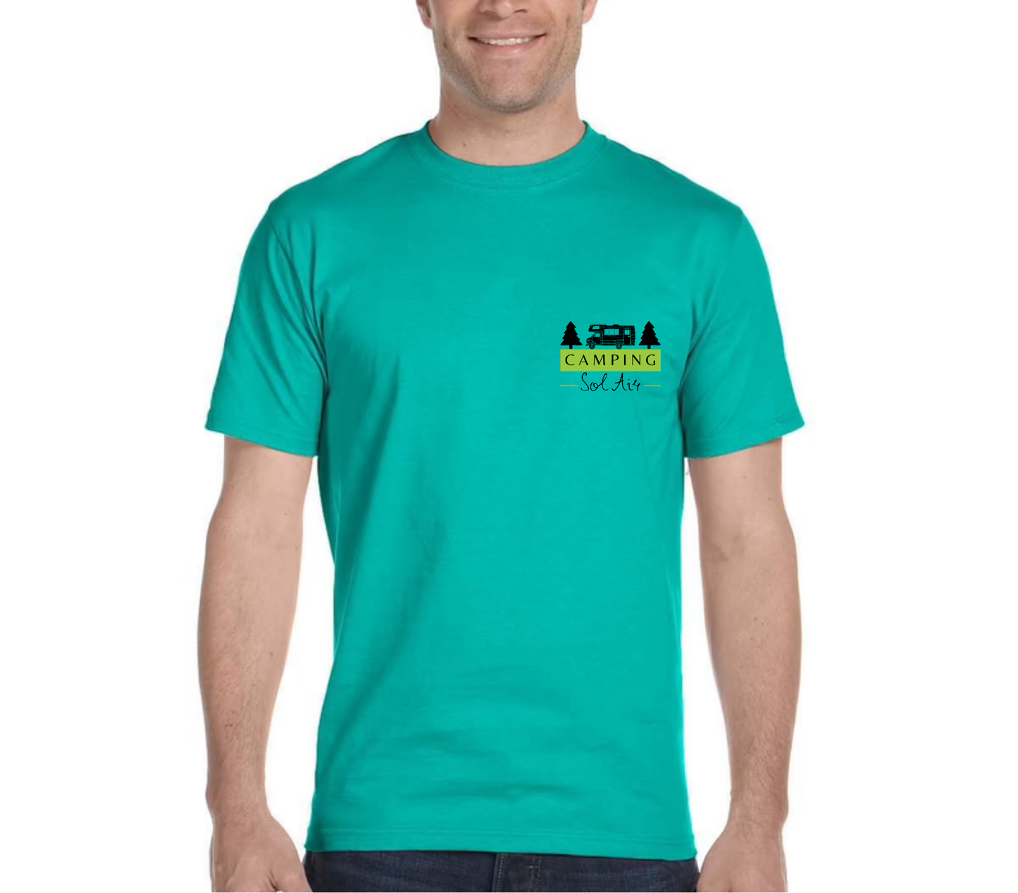 Chandail à manches courtes orné d’un logo de 4 pouces du camping.