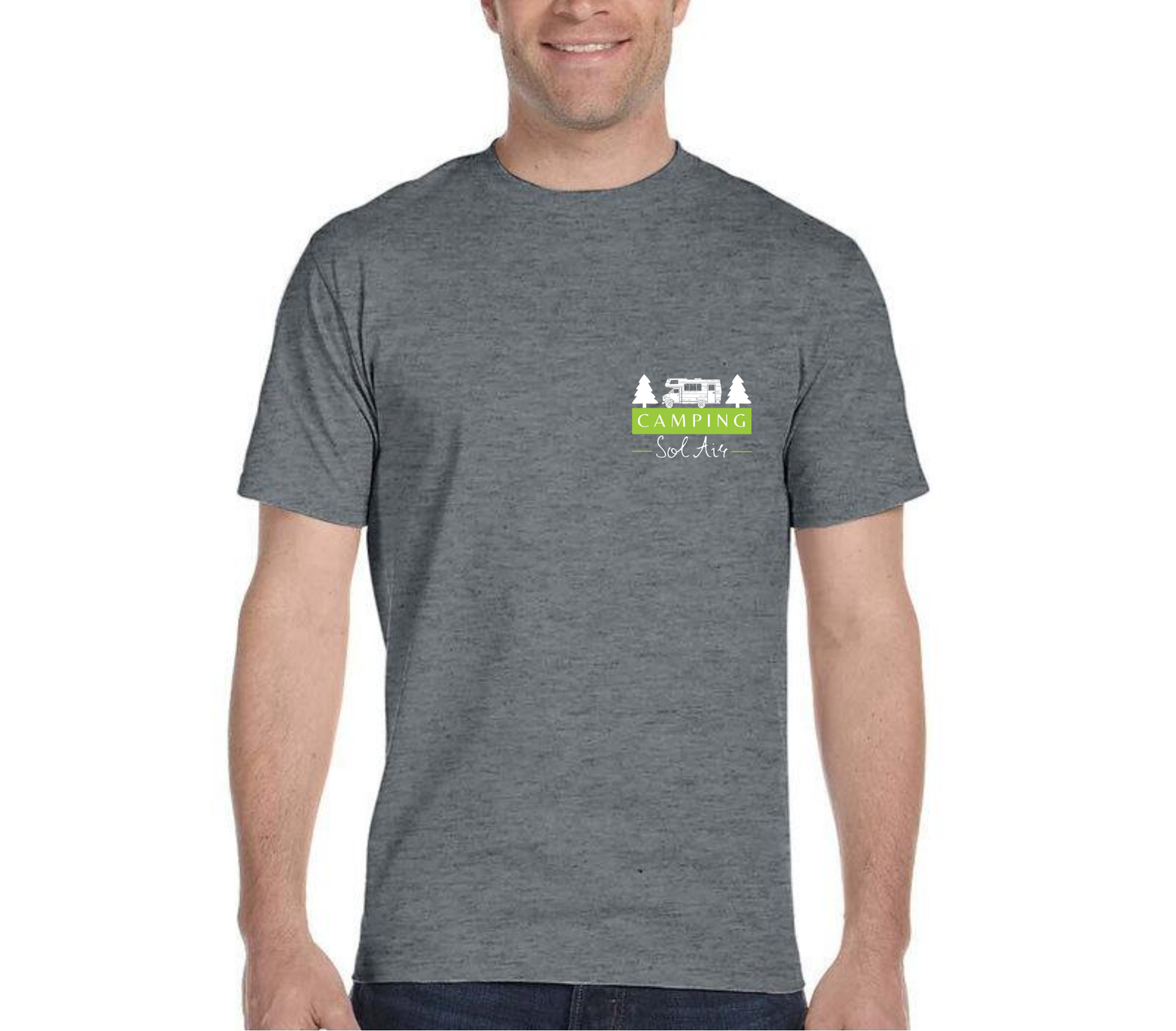 Chandail à manches courtes orné d’un logo de 4 pouces du camping.