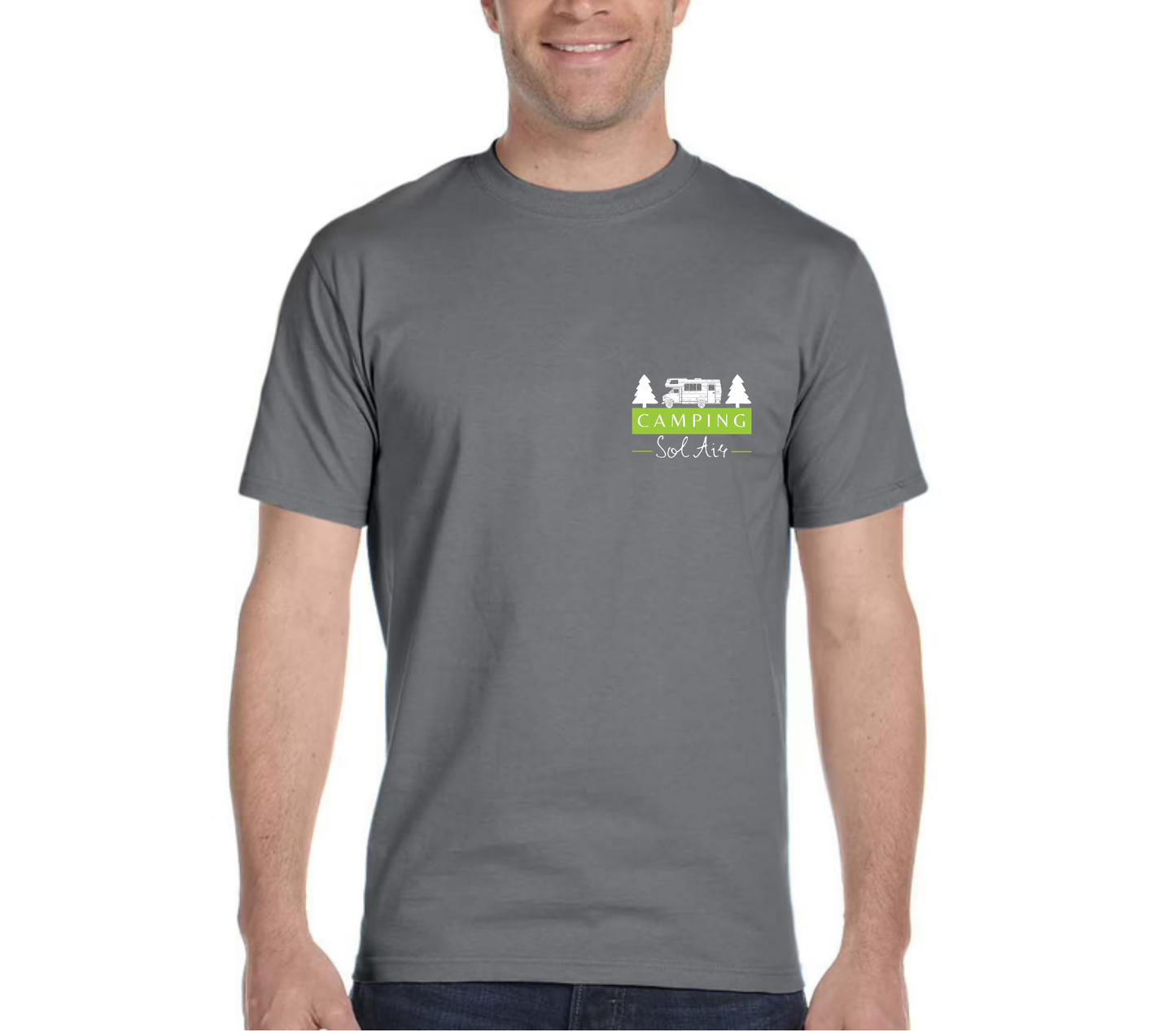 Chandail à manches courtes orné d’un logo de 4 pouces du camping.