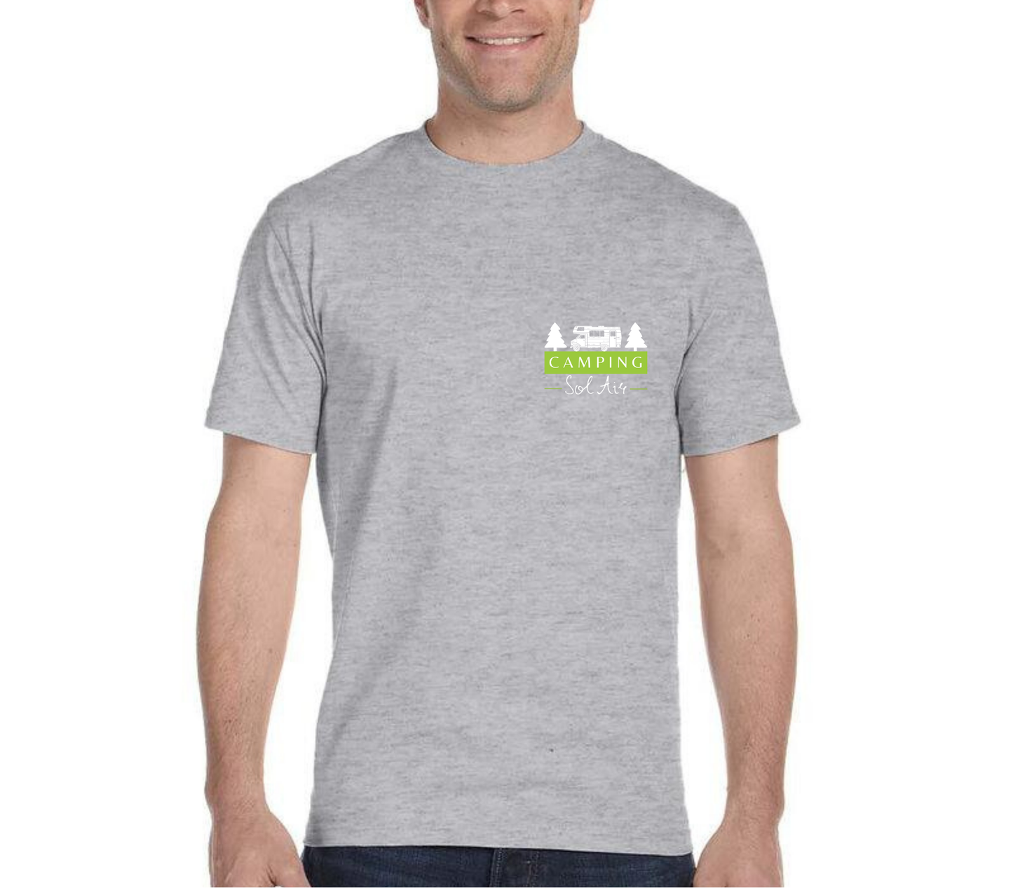 Chandail à manches courtes orné d’un logo de 4 pouces du camping.