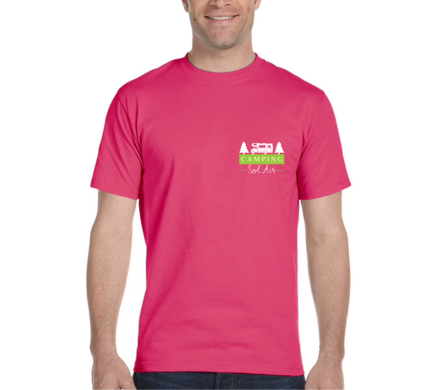 Chandail à manches courtes orné d’un logo de 4 pouces du camping.