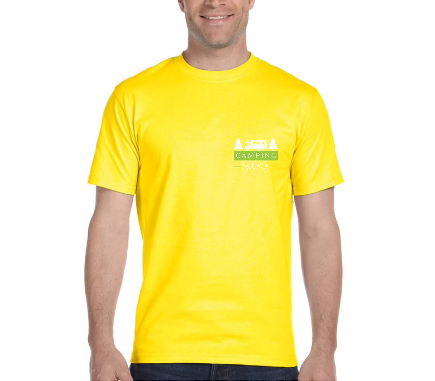 Chandail à manches courtes orné d’un logo de 4 pouces du camping.