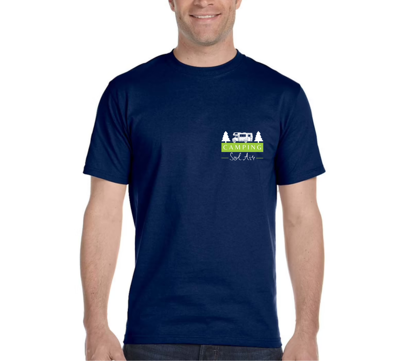 Chandail à manches courtes orné d’un logo de 4 pouces du camping.