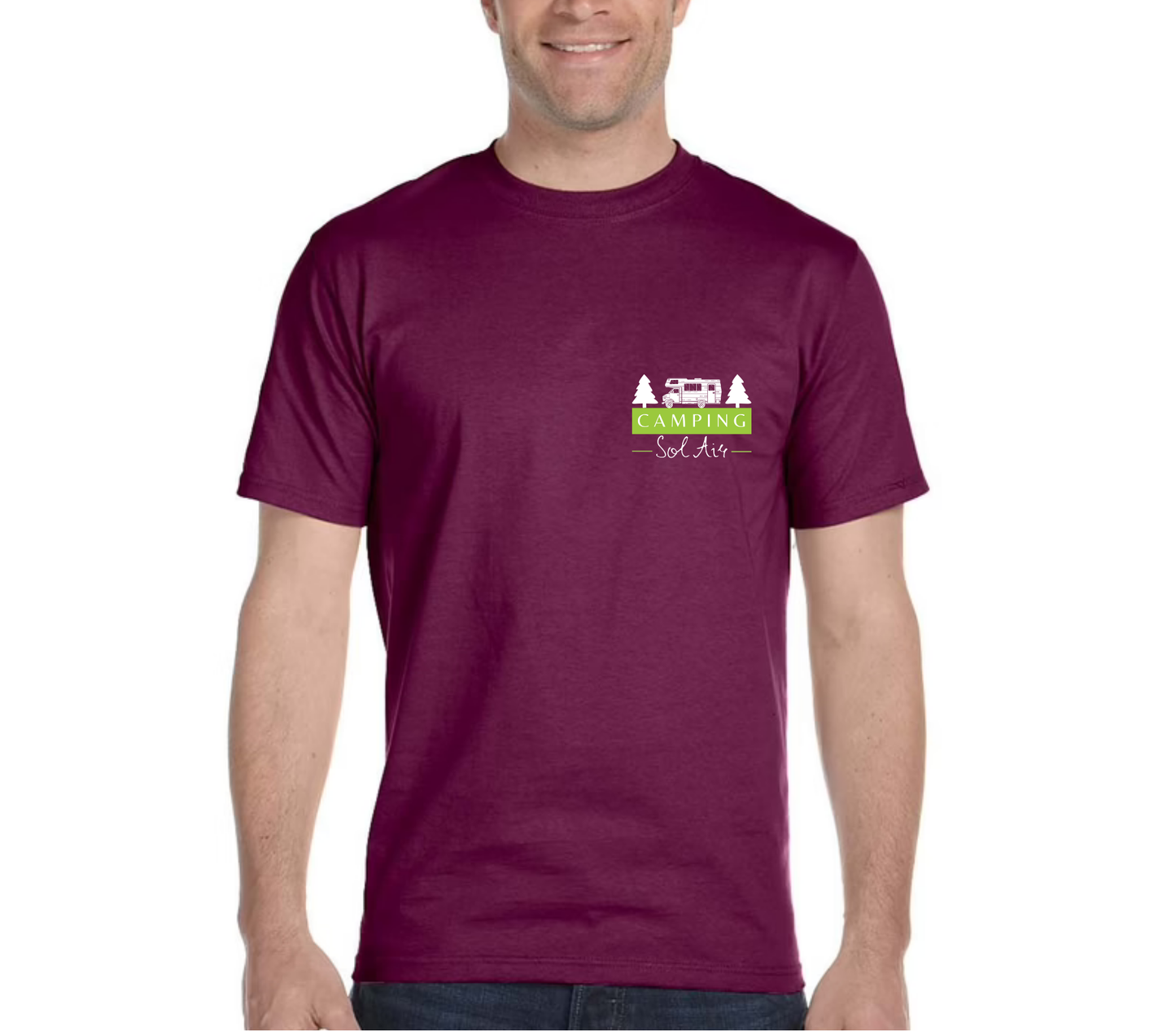Chandail à manches courtes orné d’un logo de 4 pouces du camping.