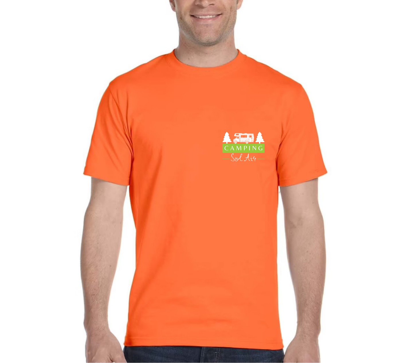 Chandail à manches courtes orné d’un logo de 4 pouces du camping.