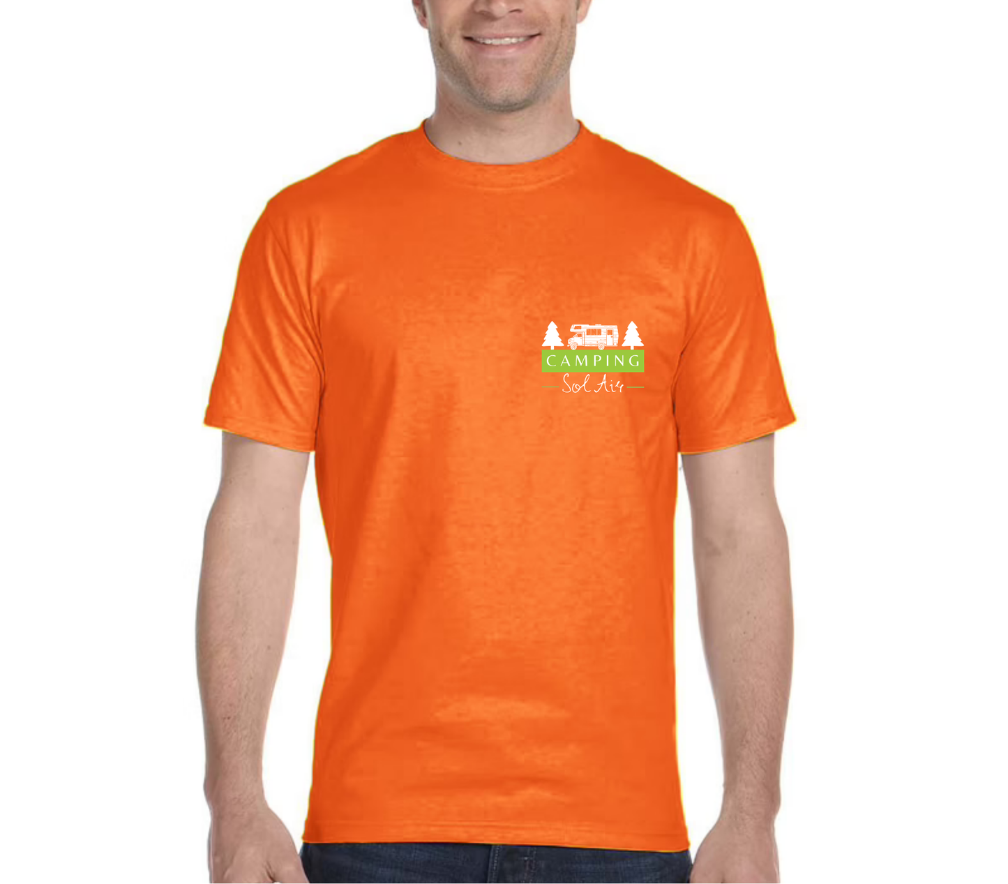 Chandail à manches courtes orné d’un logo de 4 pouces du camping.