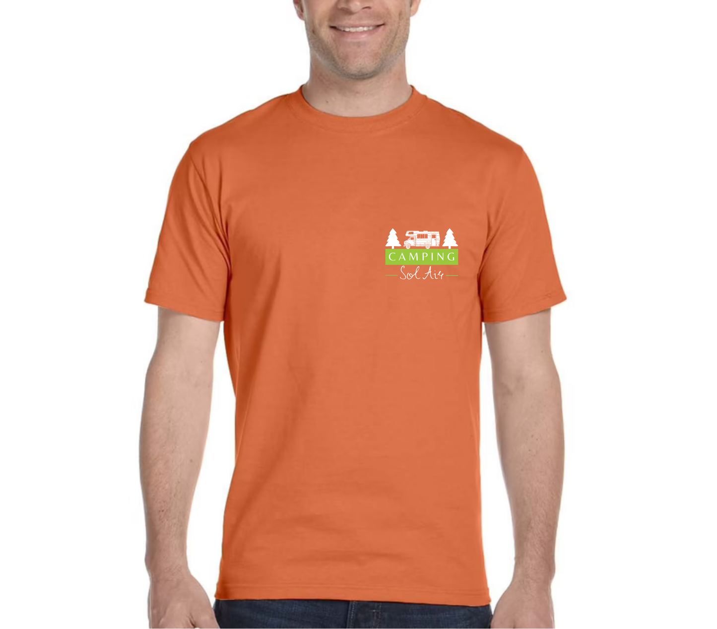 Chandail à manches courtes orné d’un logo de 4 pouces du camping.