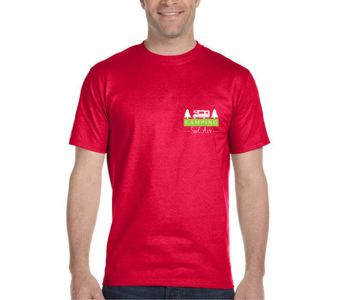 Chandail à manches courtes orné d’un logo de 4 pouces du camping.