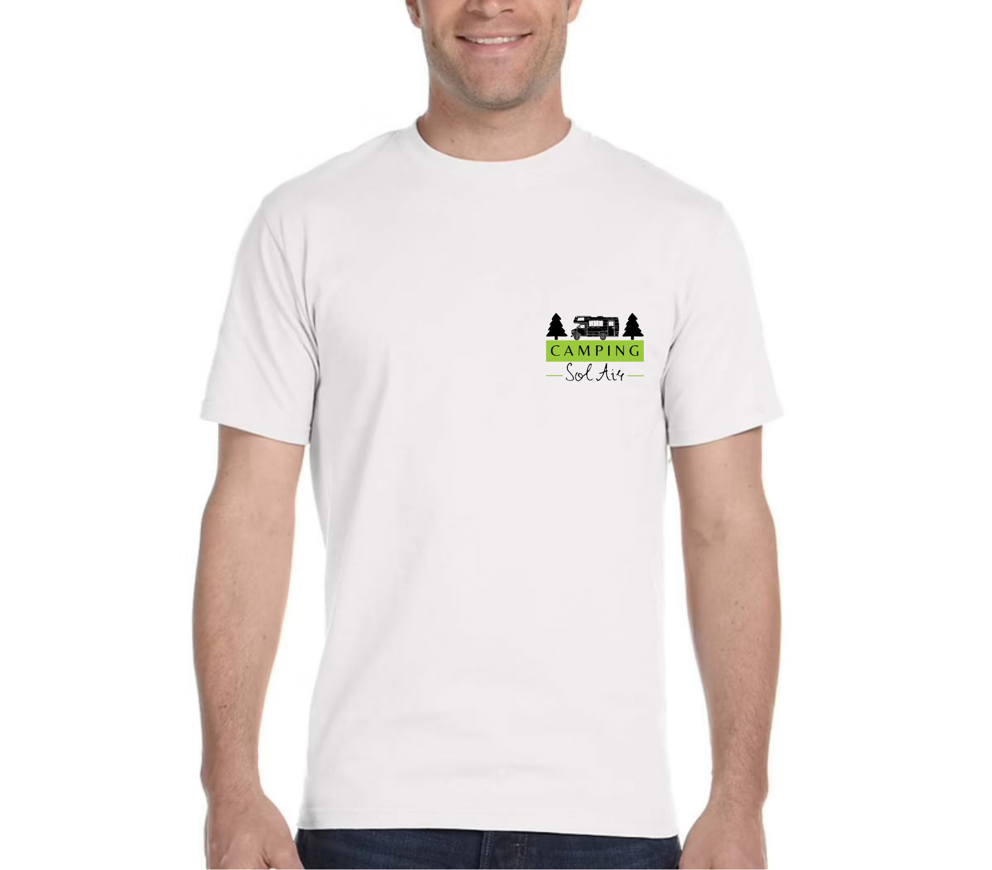 Chandail à manches courtes orné d’un logo de 4 pouces du camping.