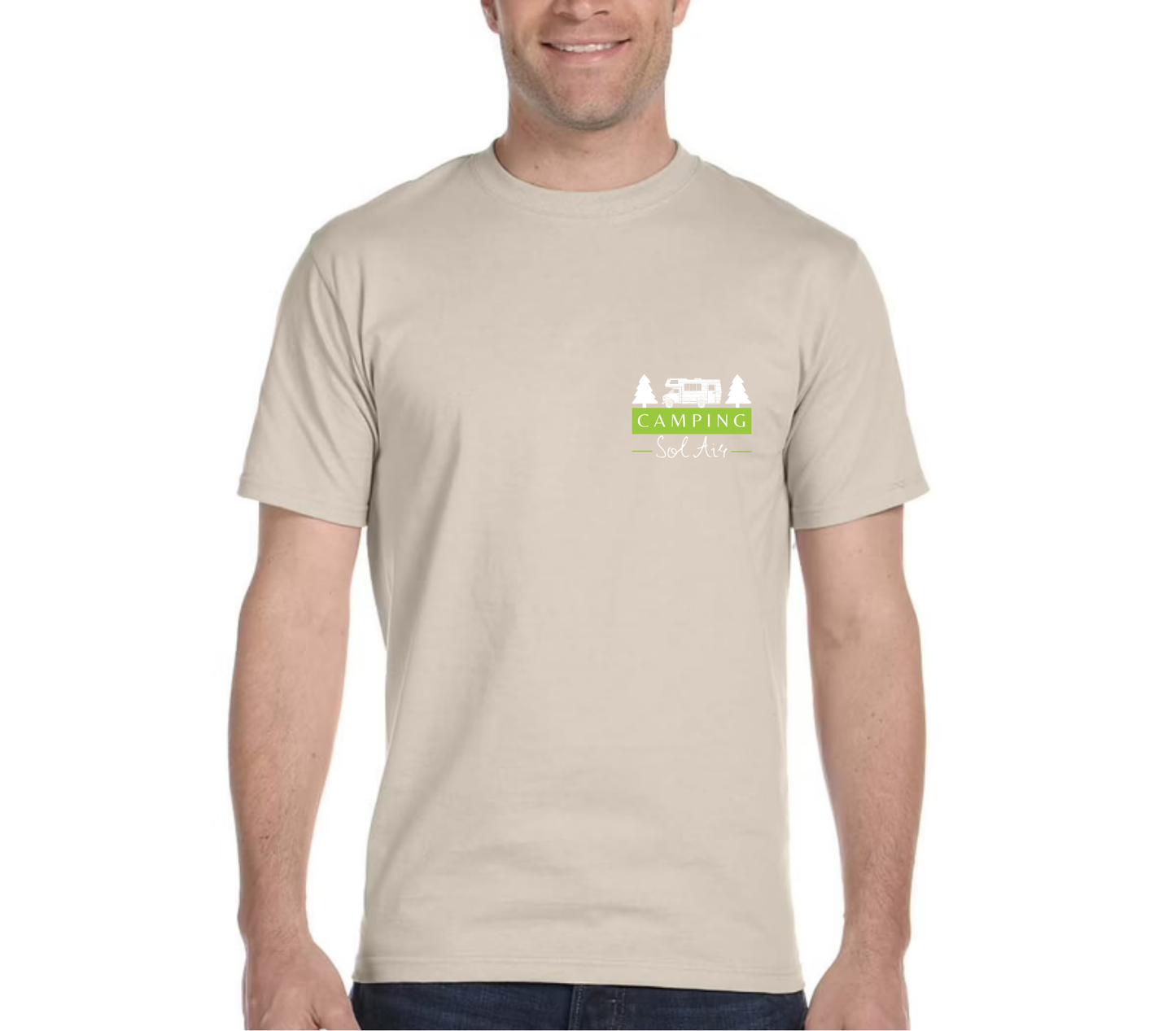 Chandail à manches courtes orné d’un logo de 4 pouces du camping.