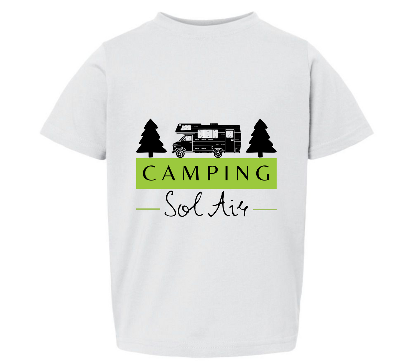 Chandail pour enfant T2, T3 et T4 à manches courtes, confortable et stylé, arborant fièrement le logo du camping (format 10 pouces) pour un look à la fois décontracté et représentatif.