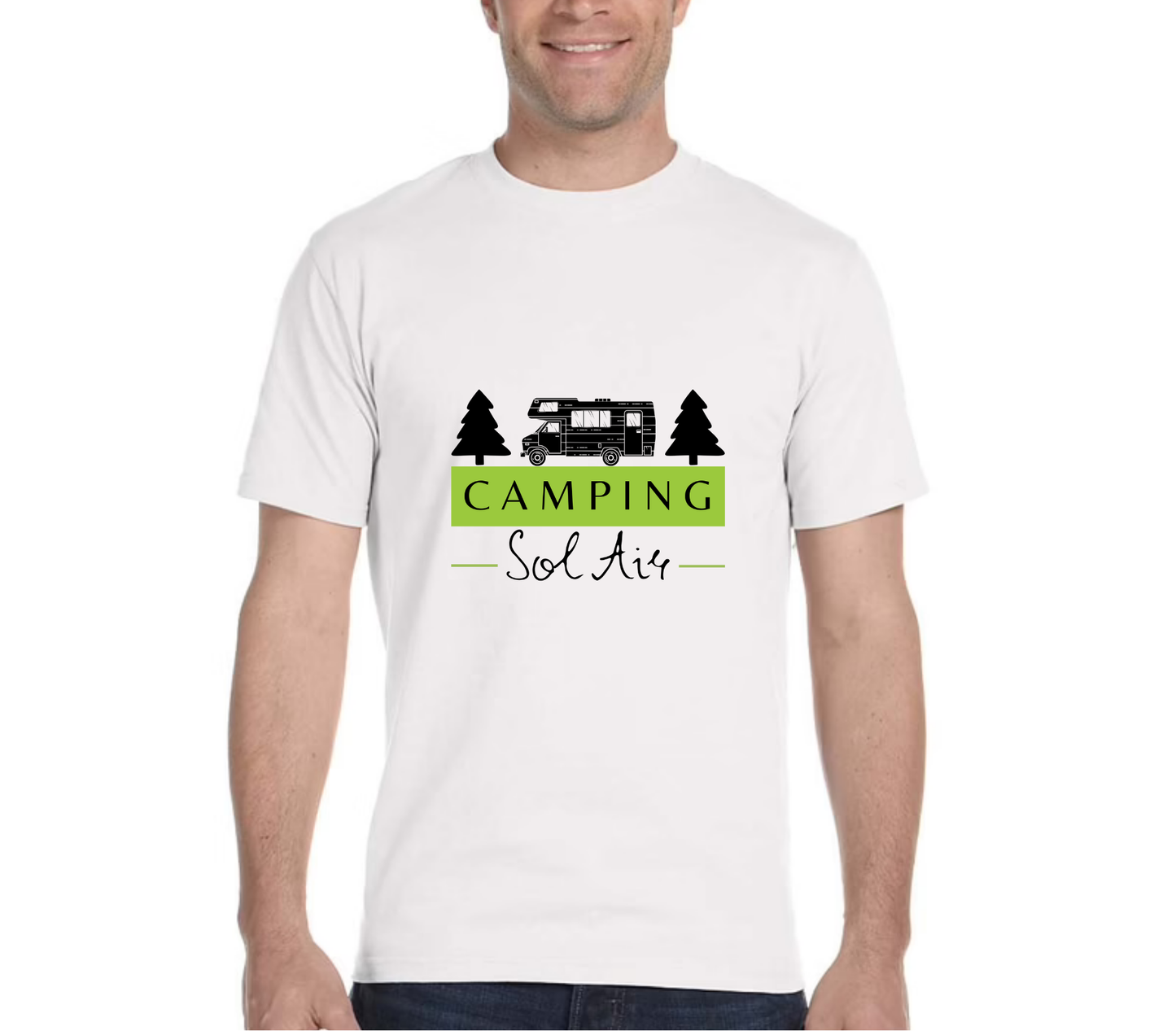 Chandail à manches courtes orné d’un logo de 11 pouces du camping.