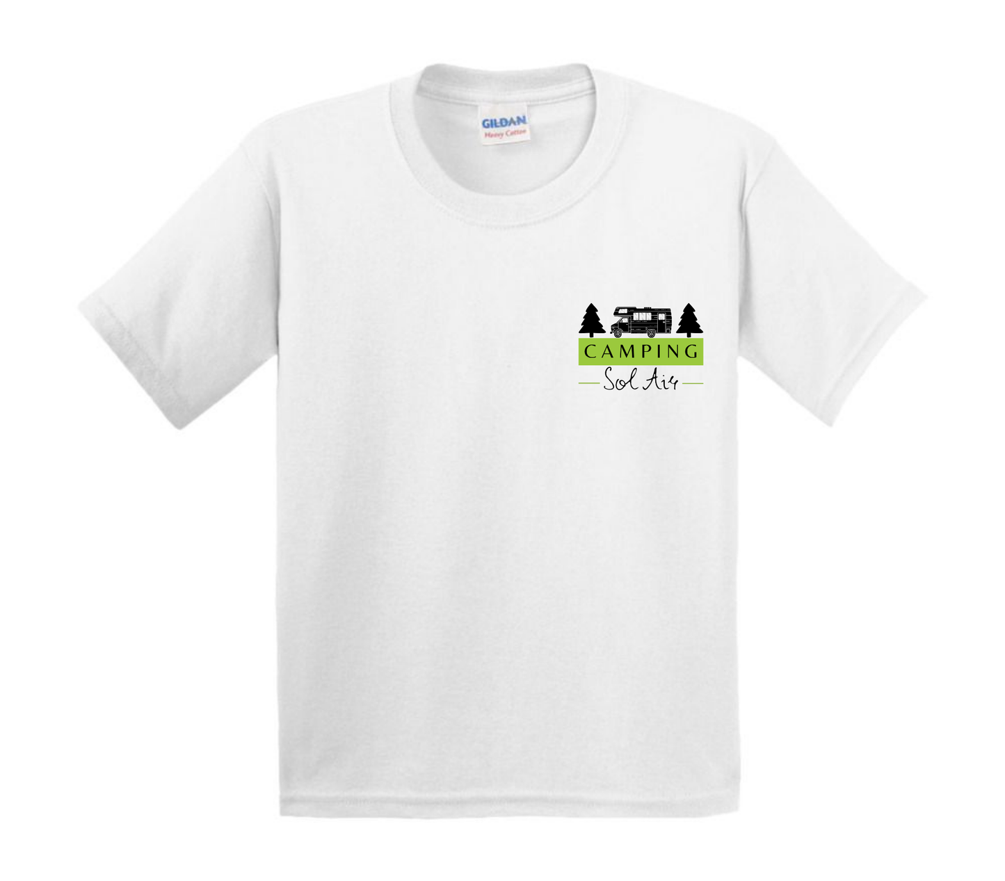 Chandail pour enfant à manches courtes, confortable et stylé, arborant fièrement le logo du camping (format 4 pouces) pour un look à la fois décontracté et représentatif.