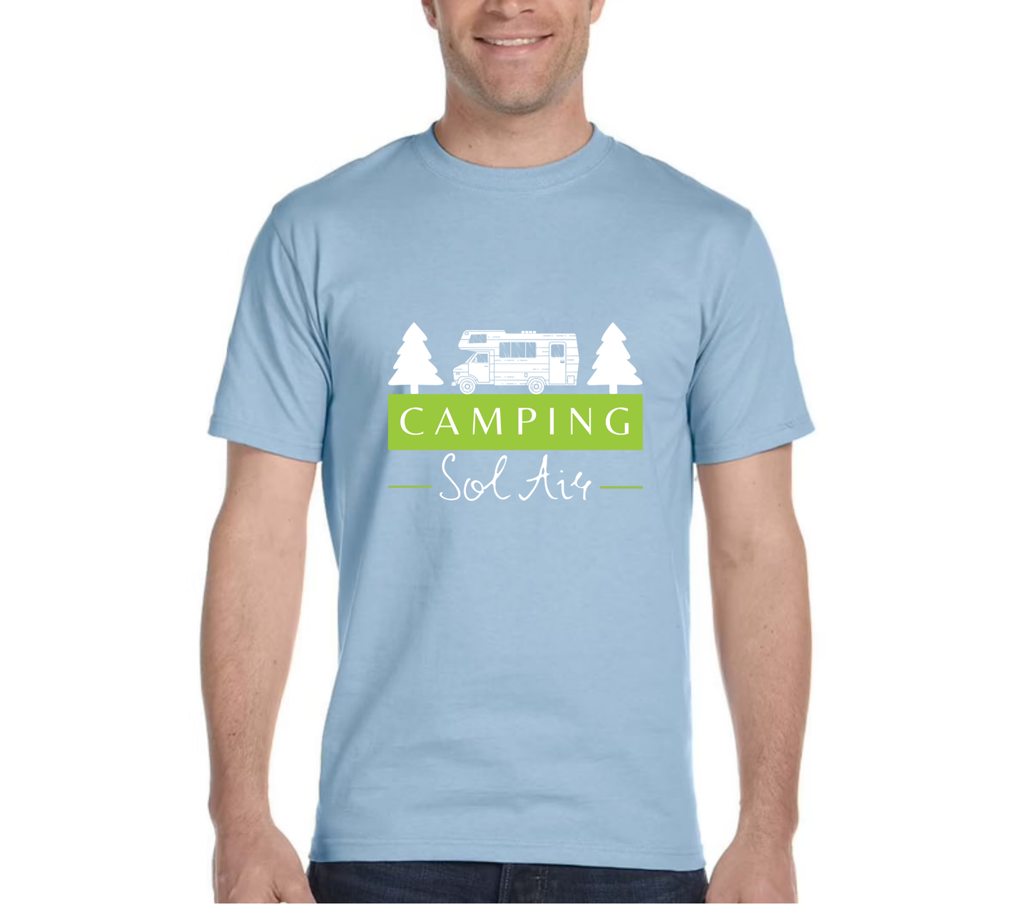 Chandail à manches courtes orné d’un logo de 11 pouces du camping.