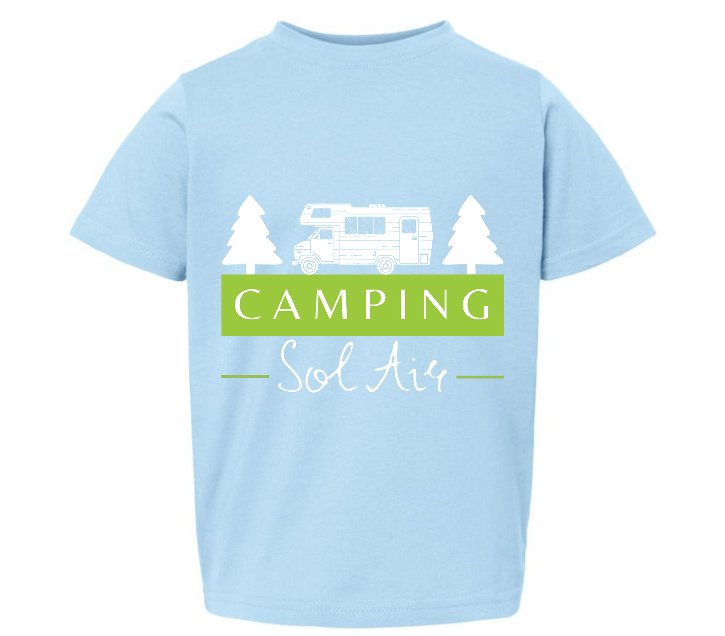 Chandail pour enfant T2, T3 et T4 à manches courtes, confortable et stylé, arborant fièrement le logo du camping (format 10 pouces) pour un look à la fois décontracté et représentatif.