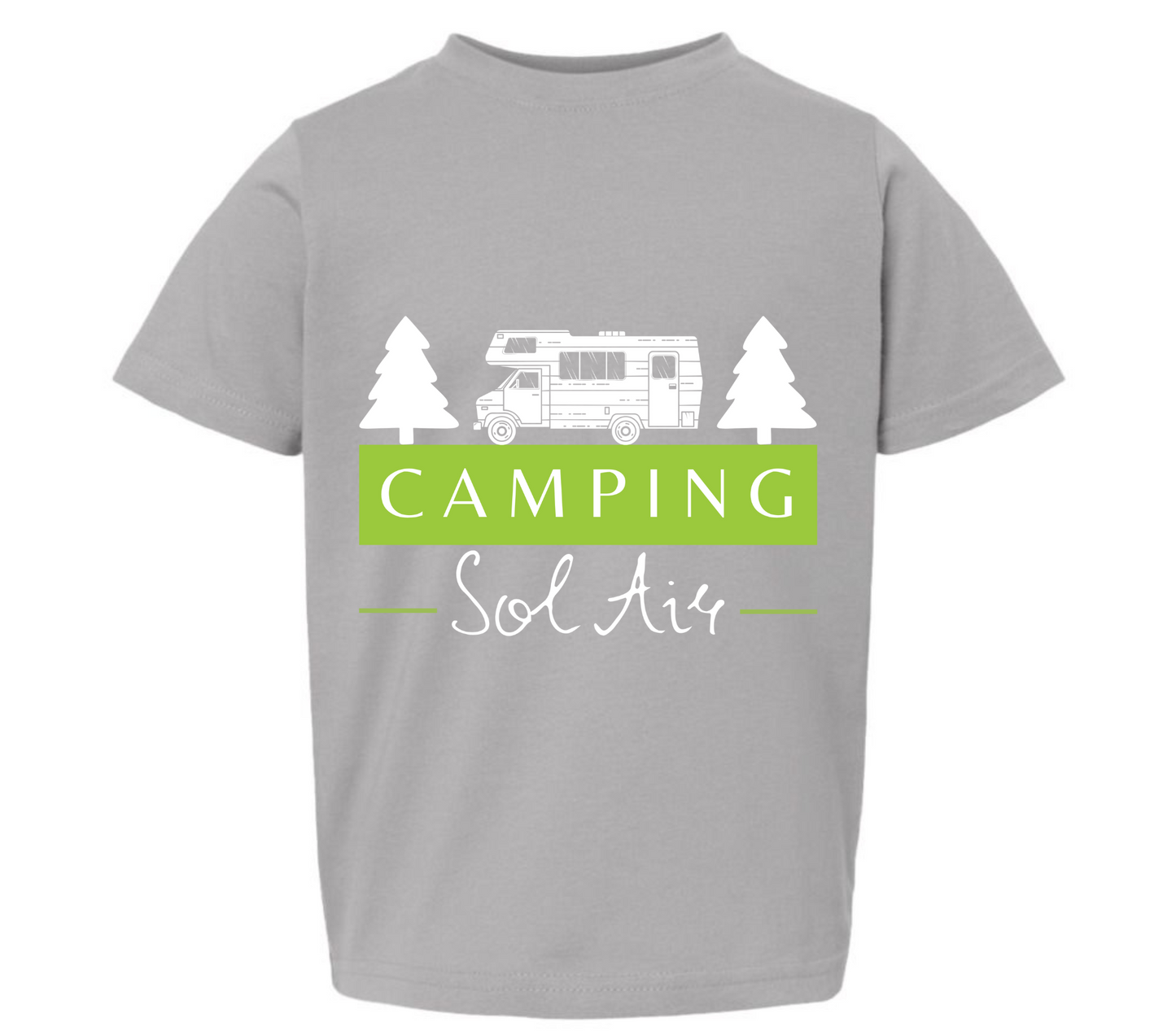 Chandail pour enfant T2, T3 et T4 à manches courtes, confortable et stylé, arborant fièrement le logo du camping (format 10 pouces) pour un look à la fois décontracté et représentatif.