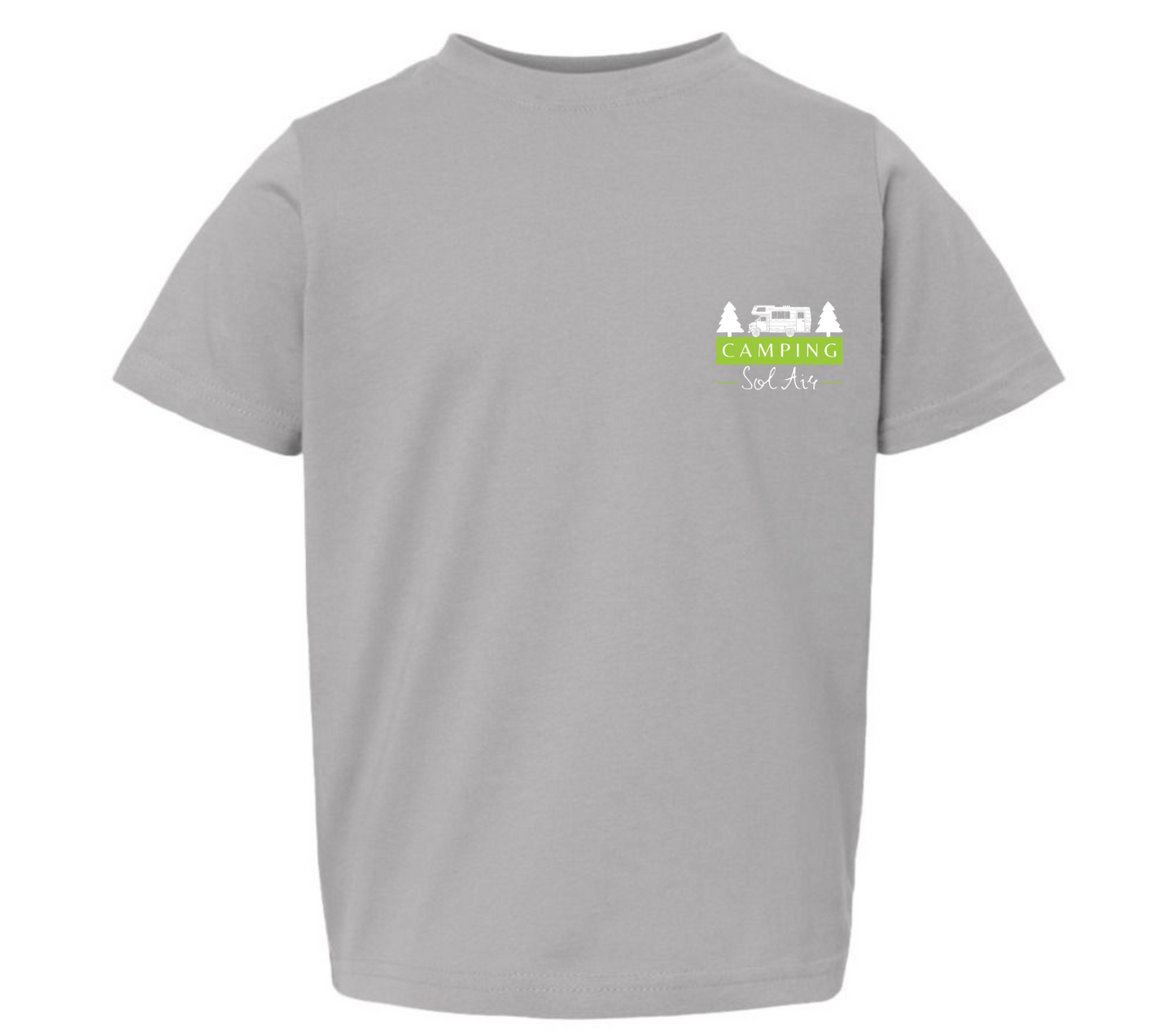 Chandail pour enfant T2, T3 et T4 à manches courtes, confortable et stylé, arborant fièrement le logo du camping (format 4 pouces) pour un look à la fois décontracté et représentatif.