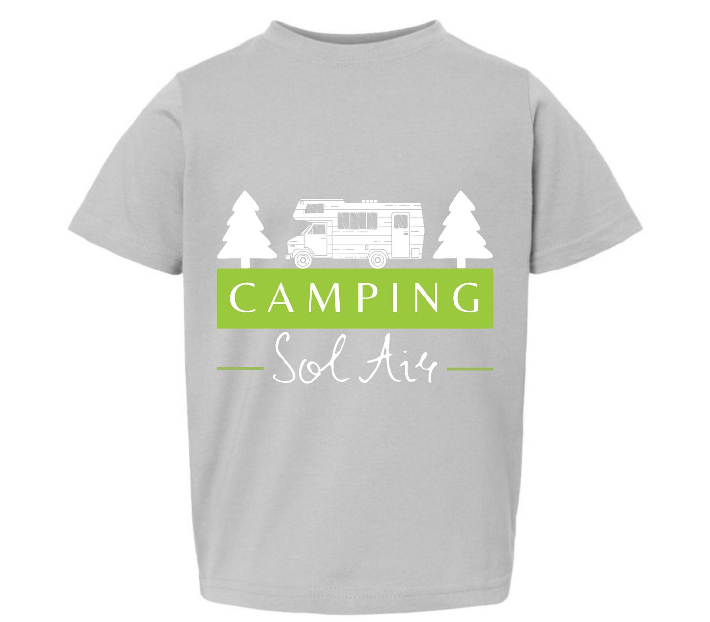 Chandail pour enfant T2, T3 et T4 à manches courtes, confortable et stylé, arborant fièrement le logo du camping (format 10 pouces) pour un look à la fois décontracté et représentatif.