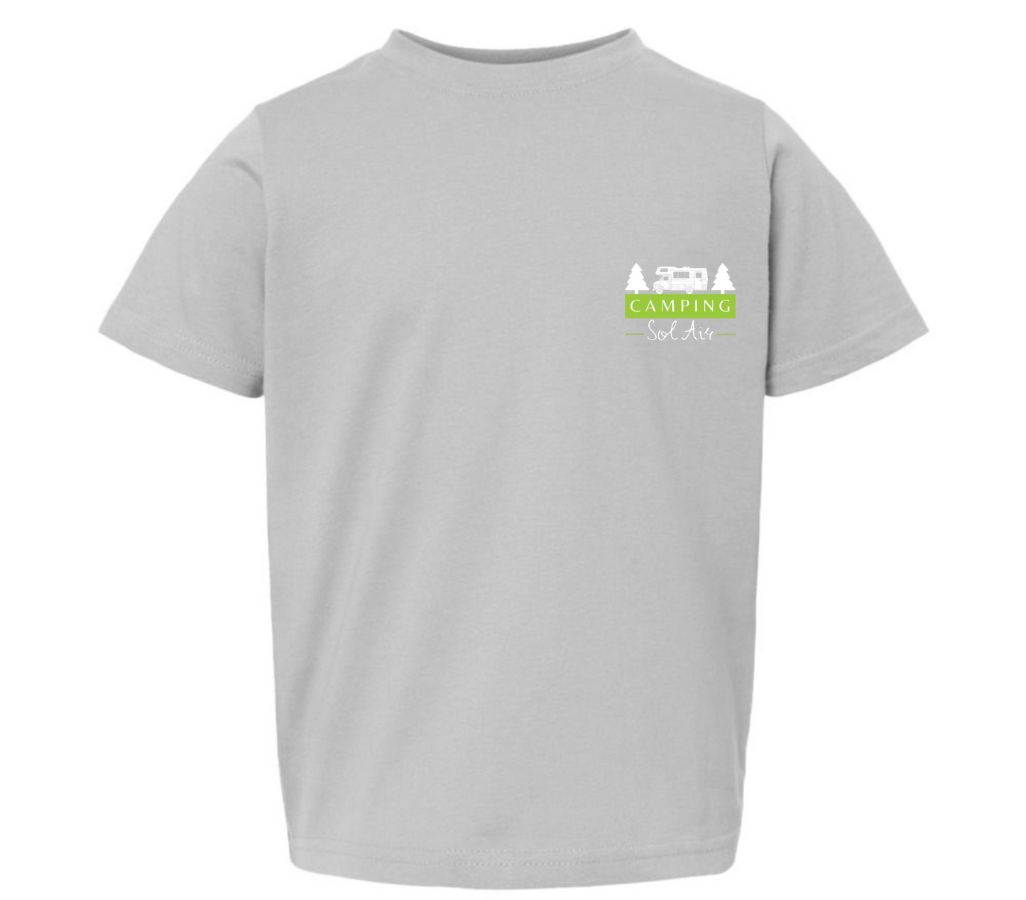 Chandail pour enfant T2, T3 et T4 à manches courtes, confortable et stylé, arborant fièrement le logo du camping (format 4 pouces) pour un look à la fois décontracté et représentatif.