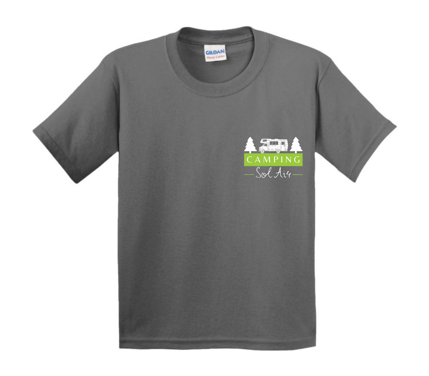 Chandail pour enfant à manches courtes, confortable et stylé, arborant fièrement le logo du camping (format 4 pouces) pour un look à la fois décontracté et représentatif.