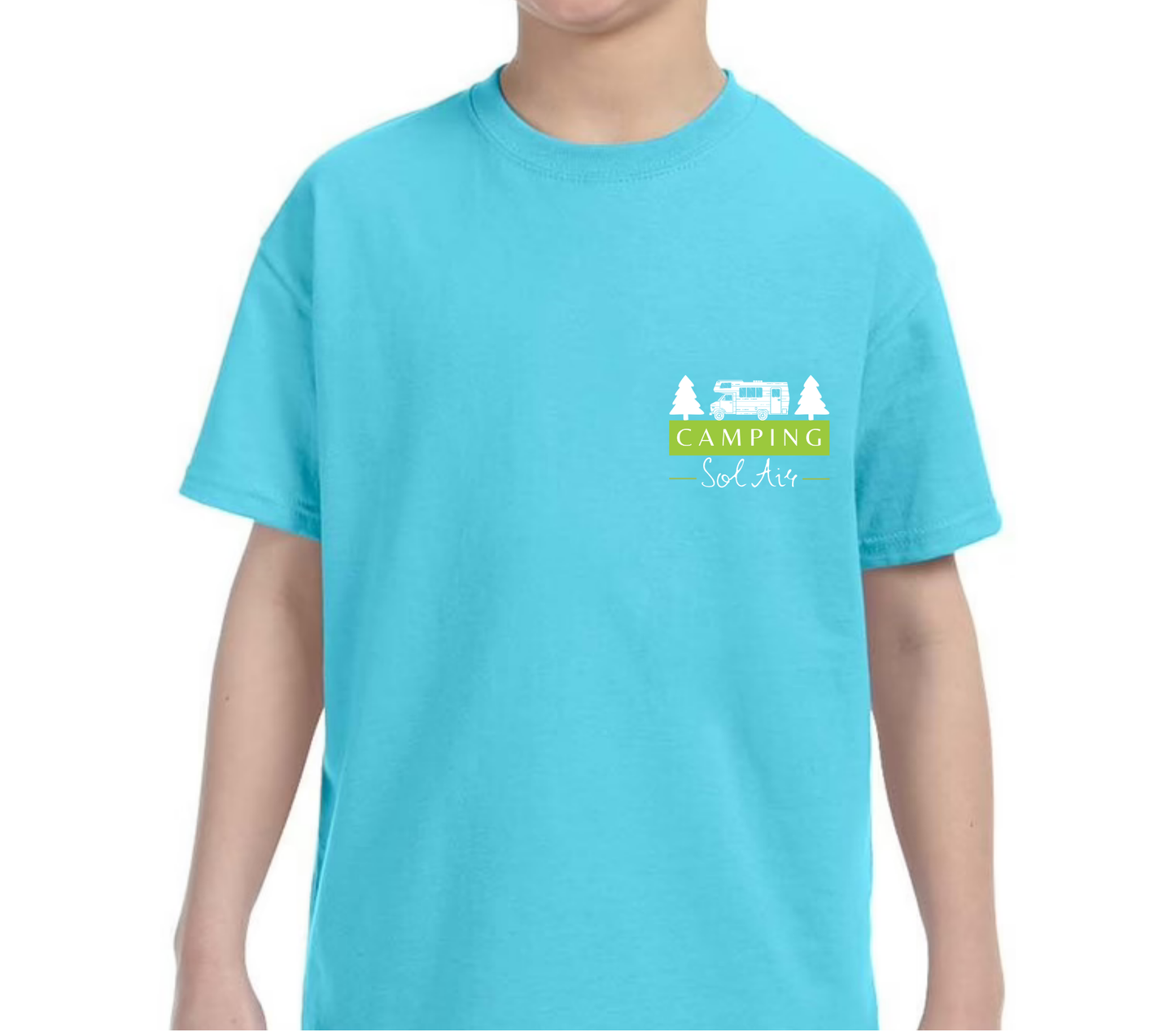Chandail pour enfant à manches courtes, confortable et stylé, arborant fièrement le logo du camping (format 4 pouces) pour un look à la fois décontracté et représentatif.
