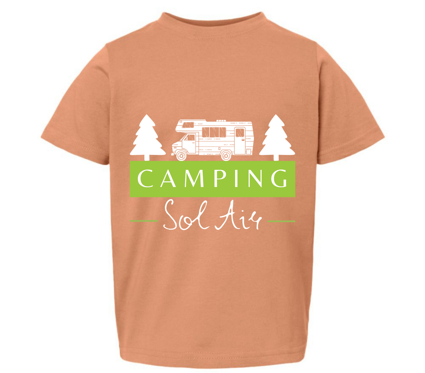 Chandail pour enfant T2, T3 et T4 à manches courtes, confortable et stylé, arborant fièrement le logo du camping (format 10 pouces) pour un look à la fois décontracté et représentatif.