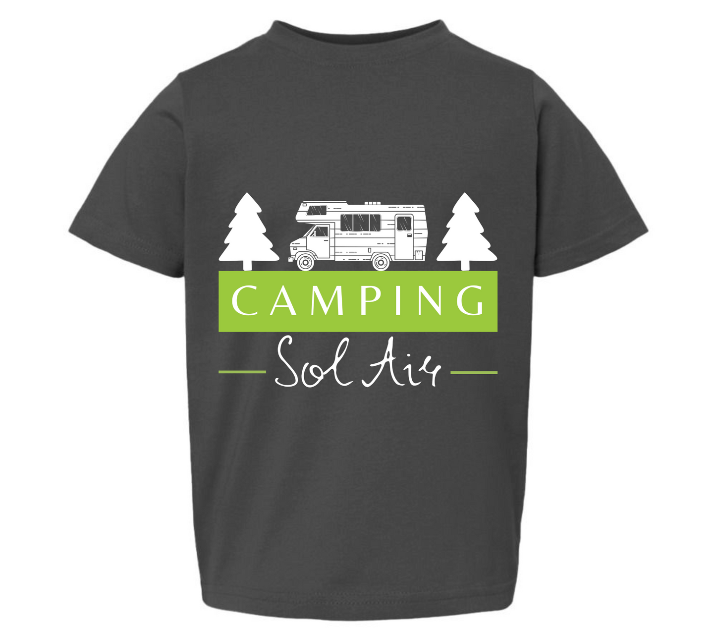 Chandail pour enfant T2, T3 et T4 à manches courtes, confortable et stylé, arborant fièrement le logo du camping (format 10 pouces) pour un look à la fois décontracté et représentatif.