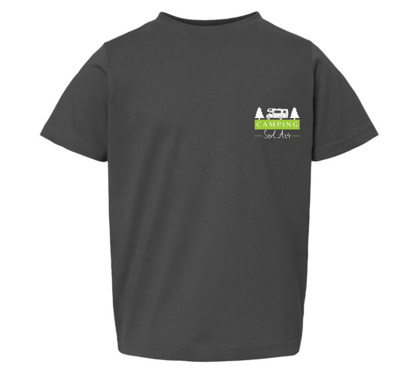 Chandail pour enfant T2, T3 et T4 à manches courtes, confortable et stylé, arborant fièrement le logo du camping (format 4 pouces) pour un look à la fois décontracté et représentatif.