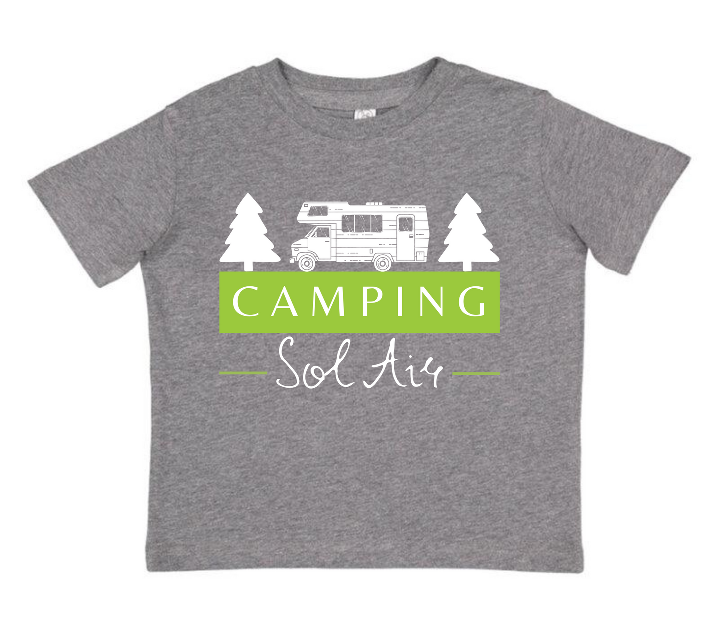 Chandail pour enfant T2, T3 et T4 à manches courtes, confortable et stylé, arborant fièrement le logo du camping (format 10 pouces) pour un look à la fois décontracté et représentatif.