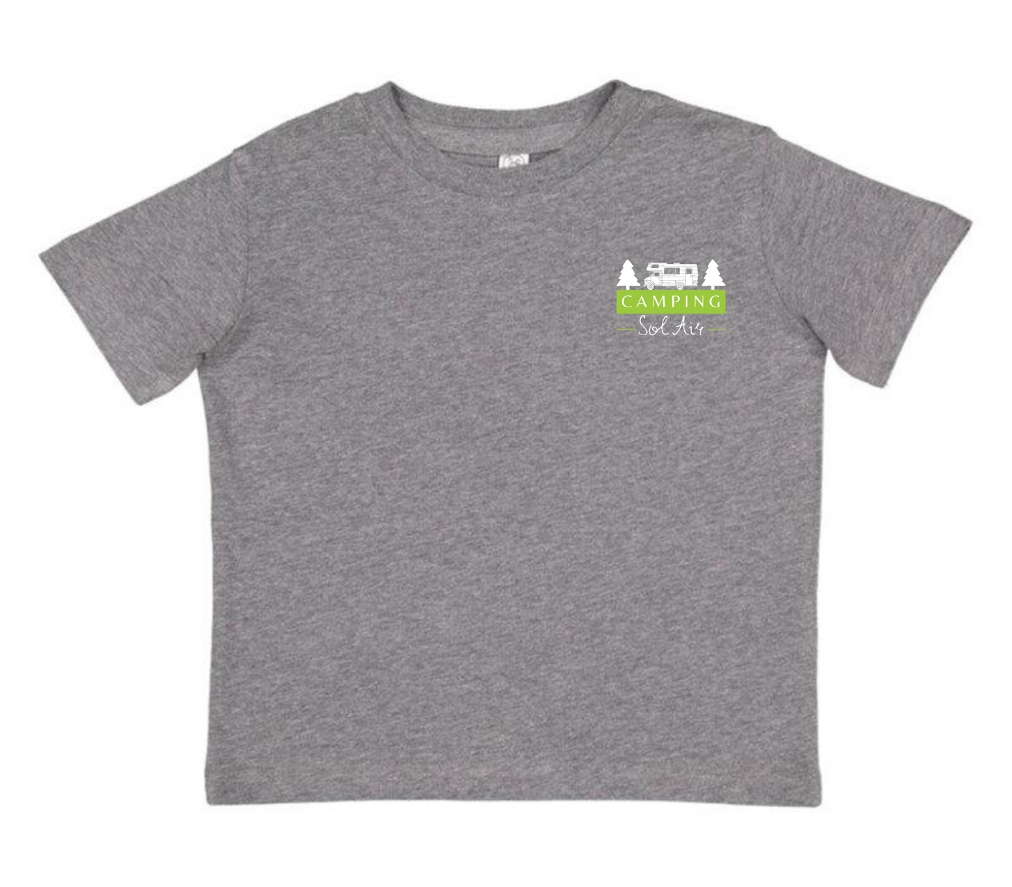 Chandail pour enfant T2, T3 et T4 à manches courtes, confortable et stylé, arborant fièrement le logo du camping (format 4 pouces) pour un look à la fois décontracté et représentatif.