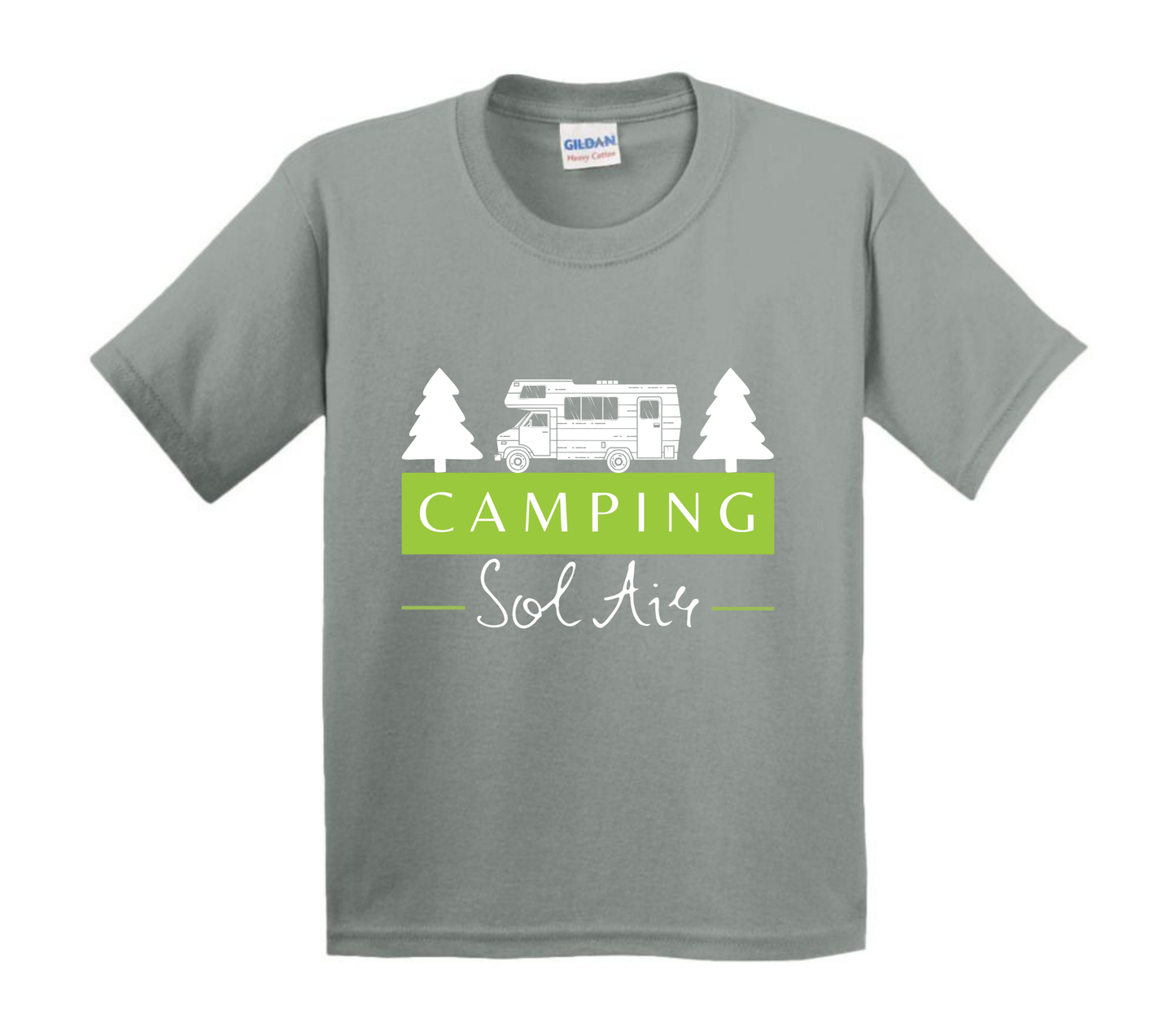 Chandail pour enfant à manches courtes, confortable et stylé, arborant fièrement le logo du camping (format 10 pouces) pour un look à la fois décontracté et représentatif.
