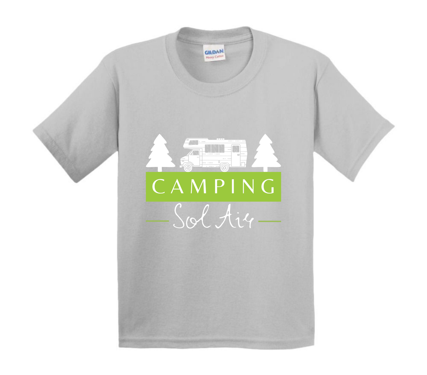 Chandail pour enfant à manches courtes, confortable et stylé, arborant fièrement le logo du camping (format 10 pouces) pour un look à la fois décontracté et représentatif.