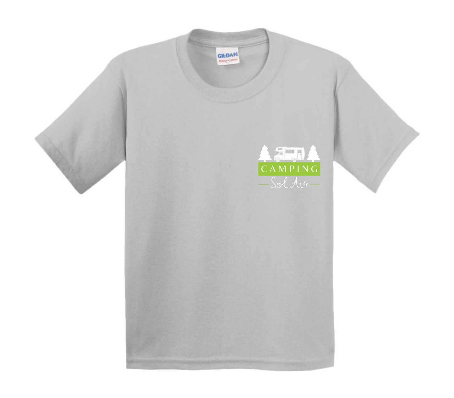Chandail pour enfant à manches courtes, confortable et stylé, arborant fièrement le logo du camping (format 4 pouces) pour un look à la fois décontracté et représentatif.