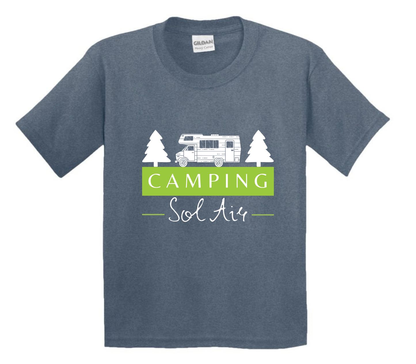 Chandail pour enfant à manches courtes, confortable et stylé, arborant fièrement le logo du camping (format 10 pouces) pour un look à la fois décontracté et représentatif.