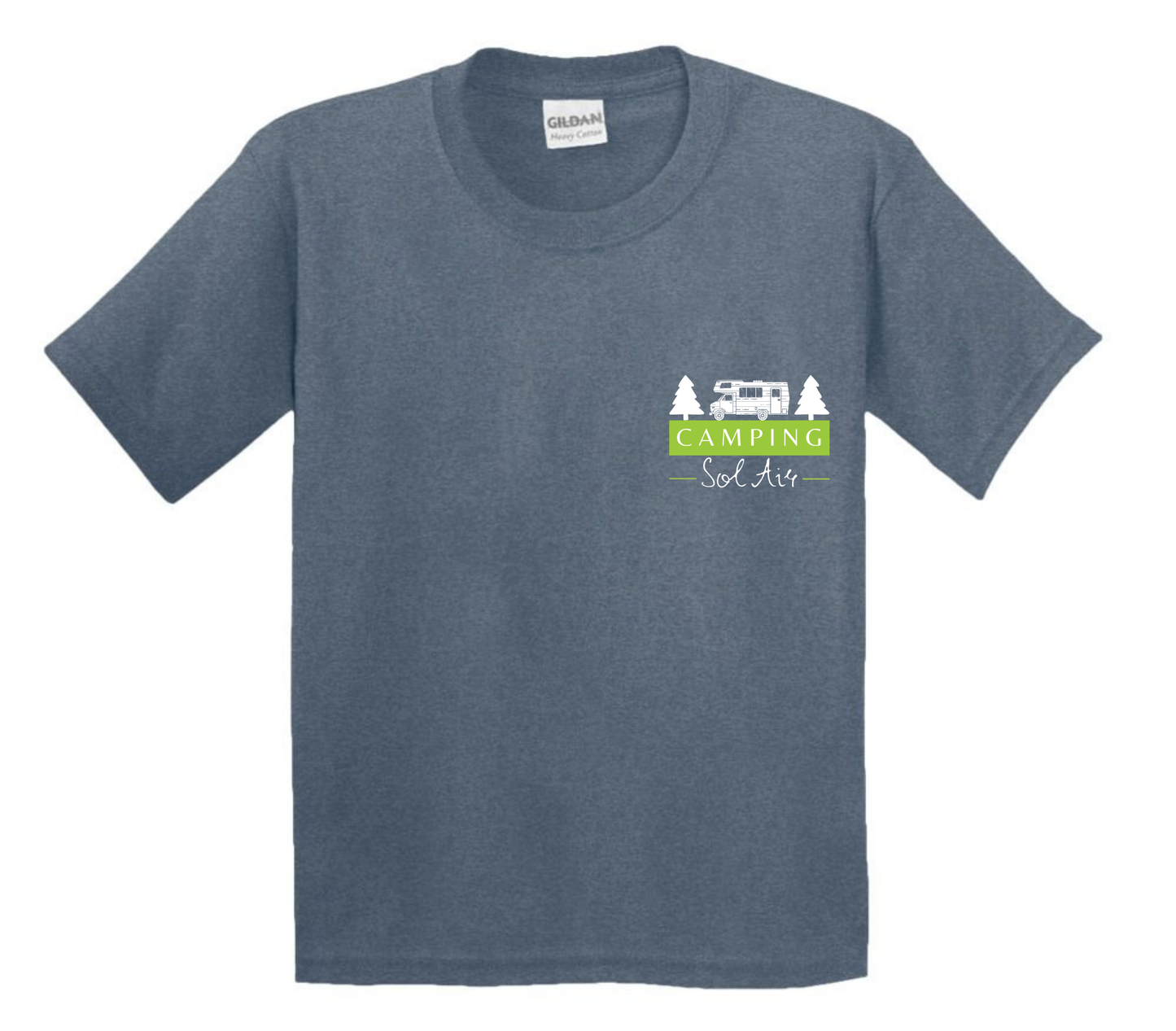 Chandail pour enfant à manches courtes, confortable et stylé, arborant fièrement le logo du camping (format 4 pouces) pour un look à la fois décontracté et représentatif.