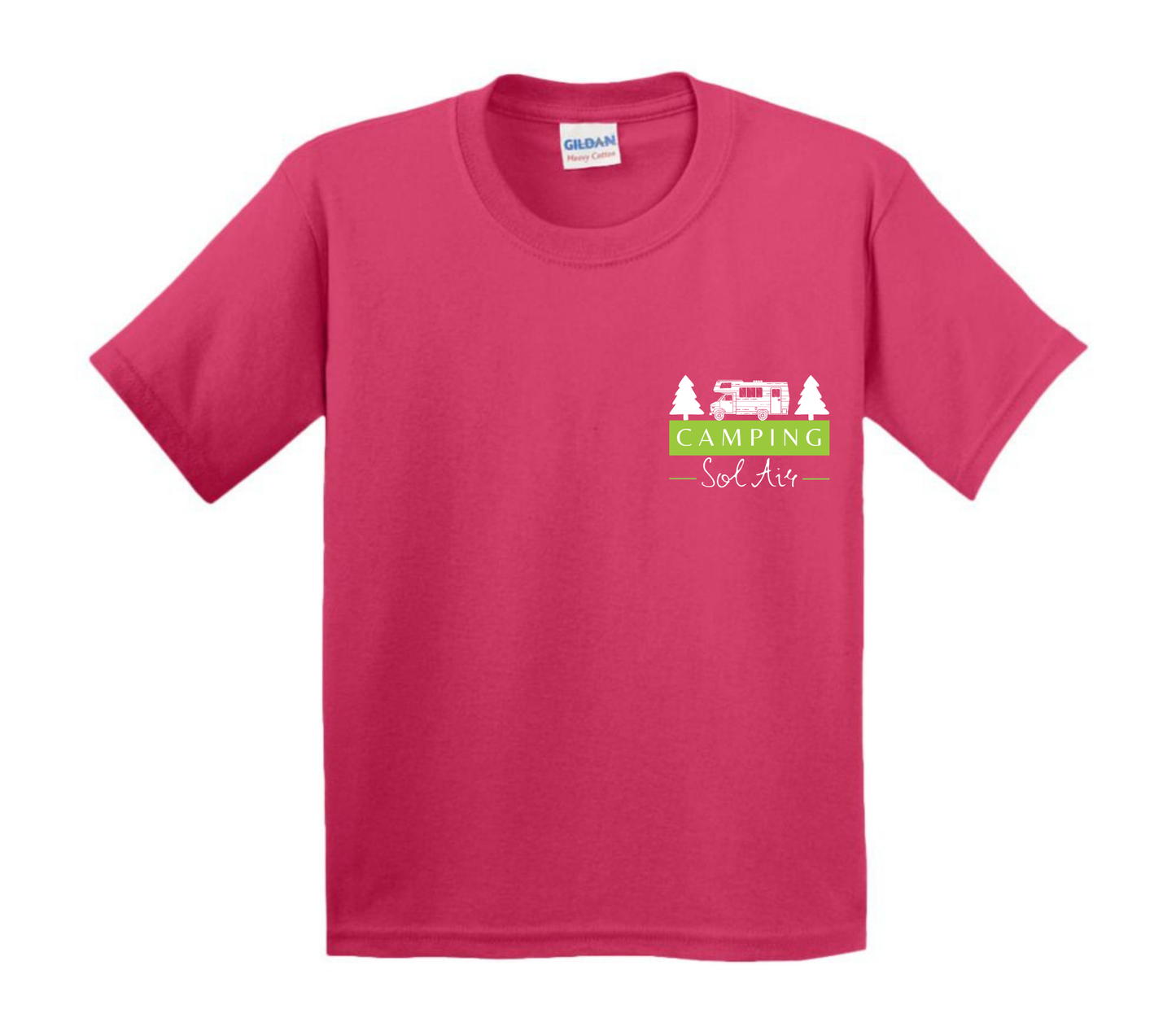 Chandail pour enfant à manches courtes, confortable et stylé, arborant fièrement le logo du camping (format 4 pouces) pour un look à la fois décontracté et représentatif.