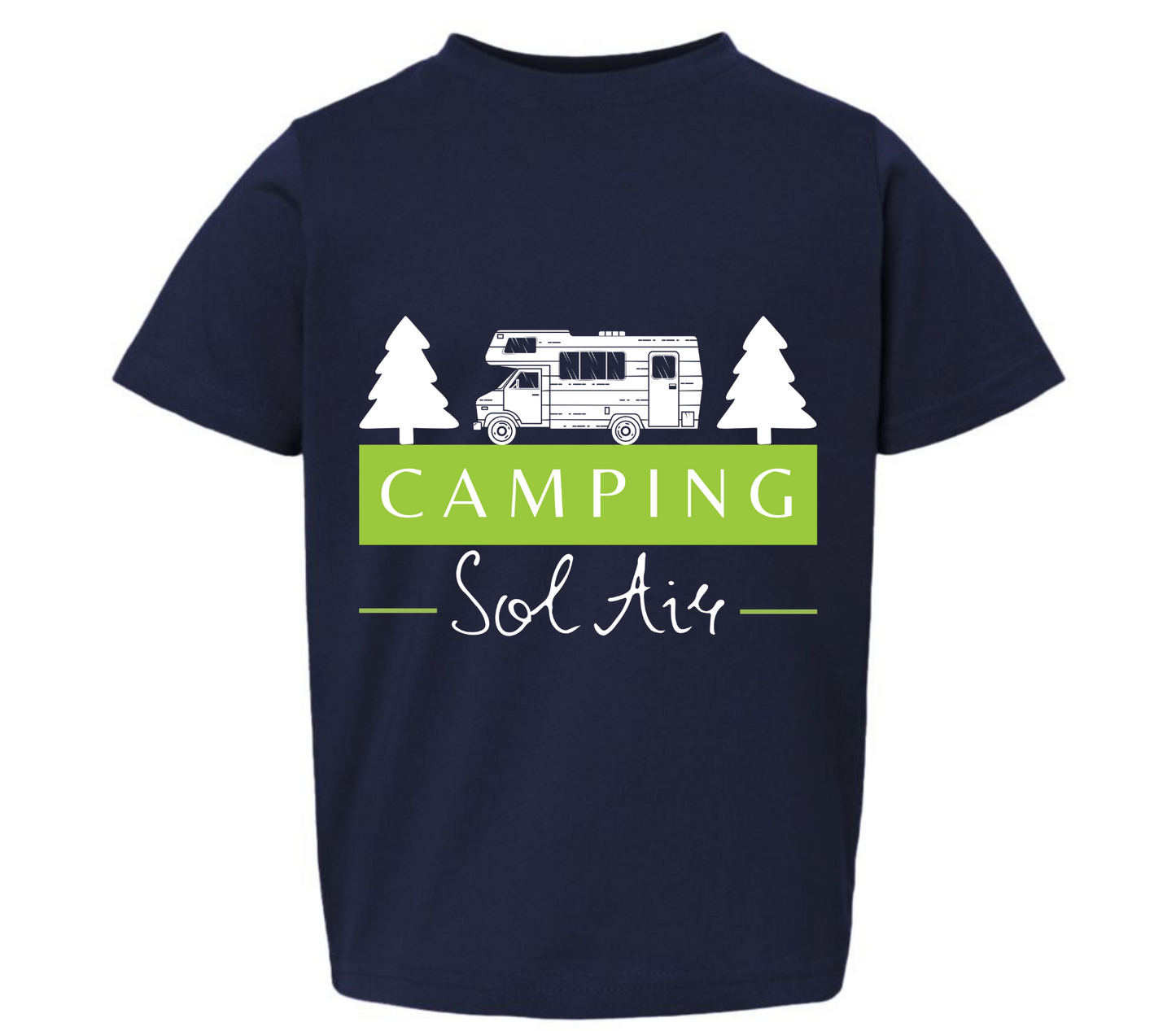 Chandail pour enfant T2, T3 et T4 à manches courtes, confortable et stylé, arborant fièrement le logo du camping (format 10 pouces) pour un look à la fois décontracté et représentatif.