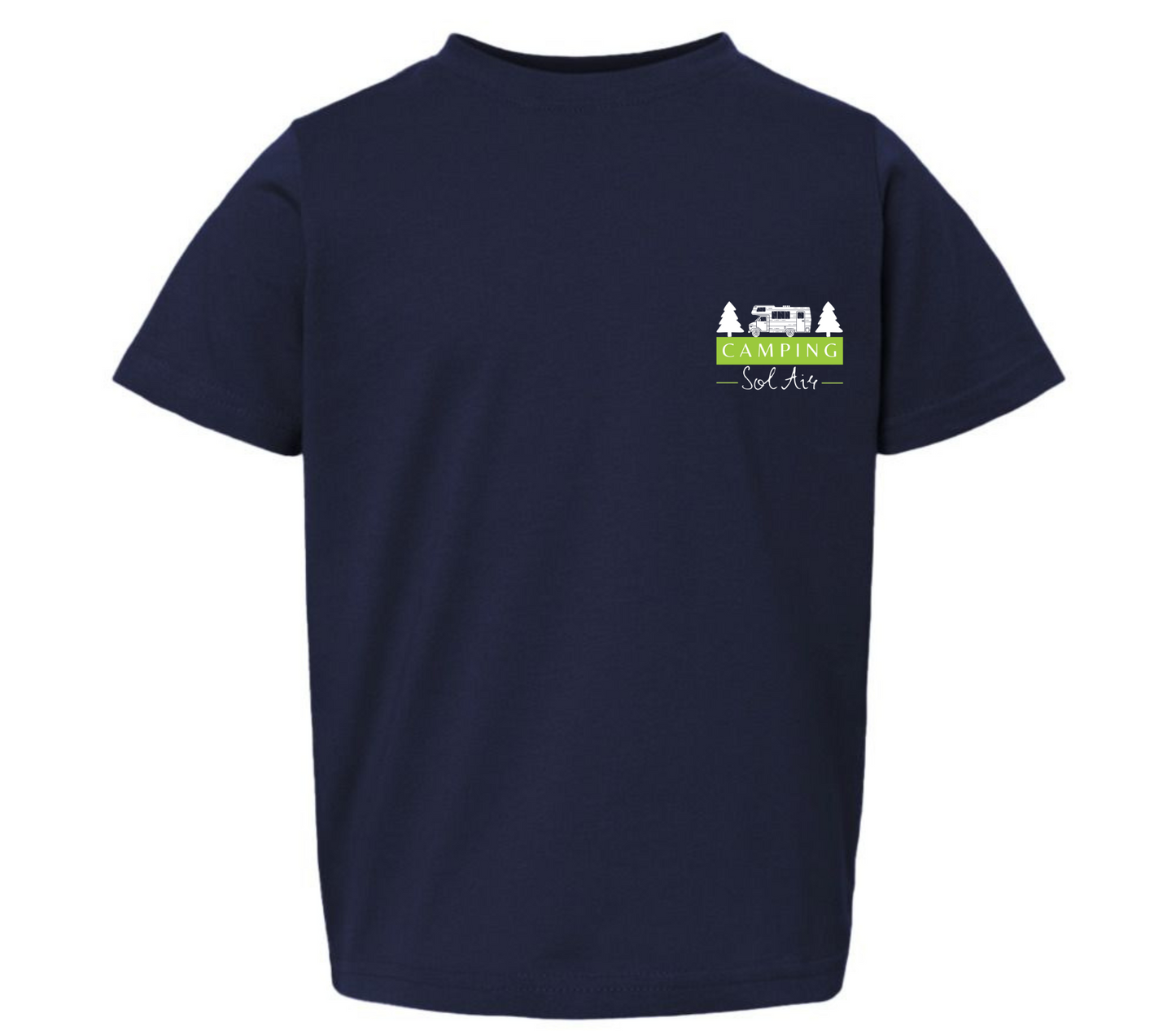Chandail pour enfant T2, T3 et T4 à manches courtes, confortable et stylé, arborant fièrement le logo du camping (format 4 pouces) pour un look à la fois décontracté et représentatif.