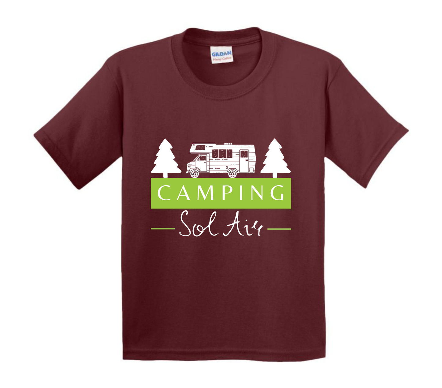 Chandail pour enfant à manches courtes, confortable et stylé, arborant fièrement le logo du camping (format 10 pouces) pour un look à la fois décontracté et représentatif.