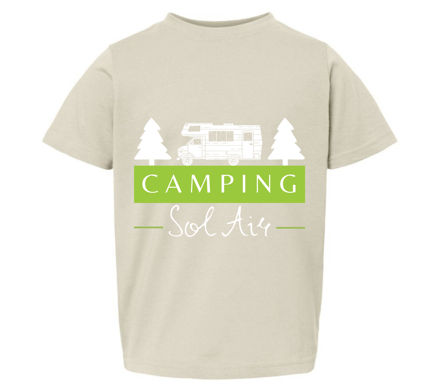 Chandail pour enfant T2, T3 et T4 à manches courtes, confortable et stylé, arborant fièrement le logo du camping (format 10 pouces) pour un look à la fois décontracté et représentatif.