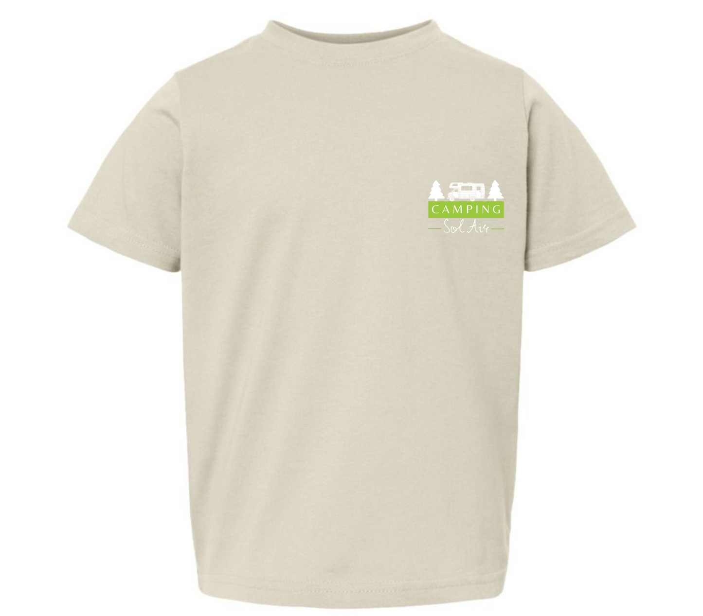 Chandail pour enfant T2, T3 et T4 à manches courtes, confortable et stylé, arborant fièrement le logo du camping (format 4 pouces) pour un look à la fois décontracté et représentatif.