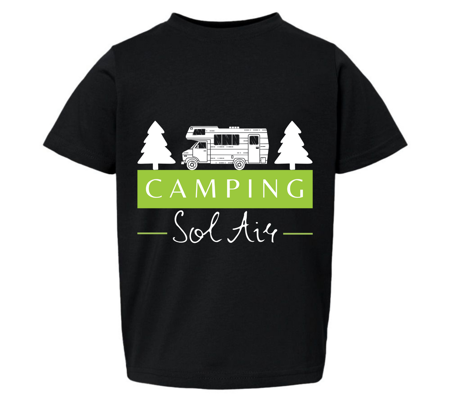 Chandail pour enfant T2, T3 et T4 à manches courtes, confortable et stylé, arborant fièrement le logo du camping (format 10 pouces) pour un look à la fois décontracté et représentatif.