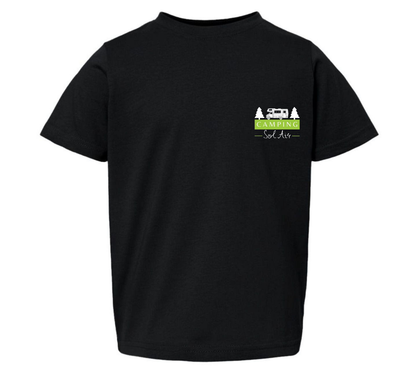 Chandail pour enfant T2, T3 et T4 à manches courtes, confortable et stylé, arborant fièrement le logo du camping (format 4 pouces) pour un look à la fois décontracté et représentatif.