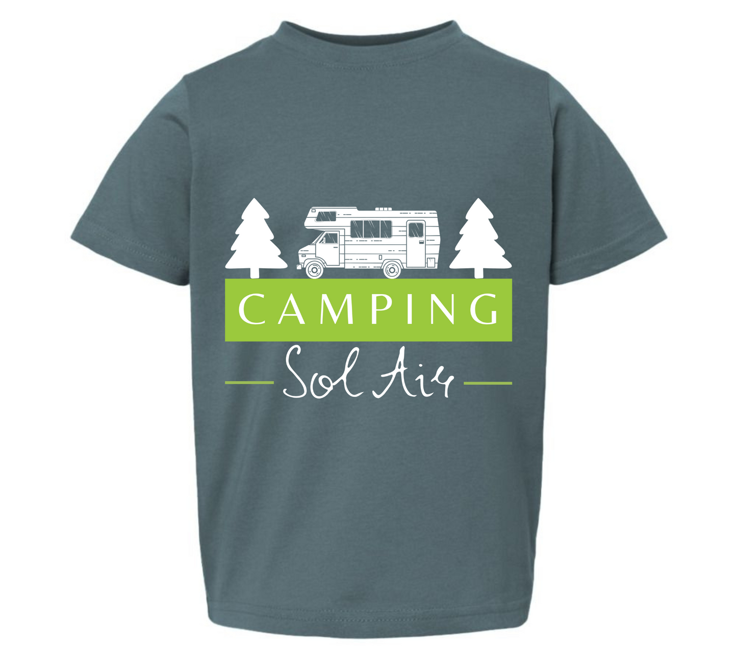 Chandail pour enfant T2, T3 et T4 à manches courtes, confortable et stylé, arborant fièrement le logo du camping (format 10 pouces) pour un look à la fois décontracté et représentatif.
