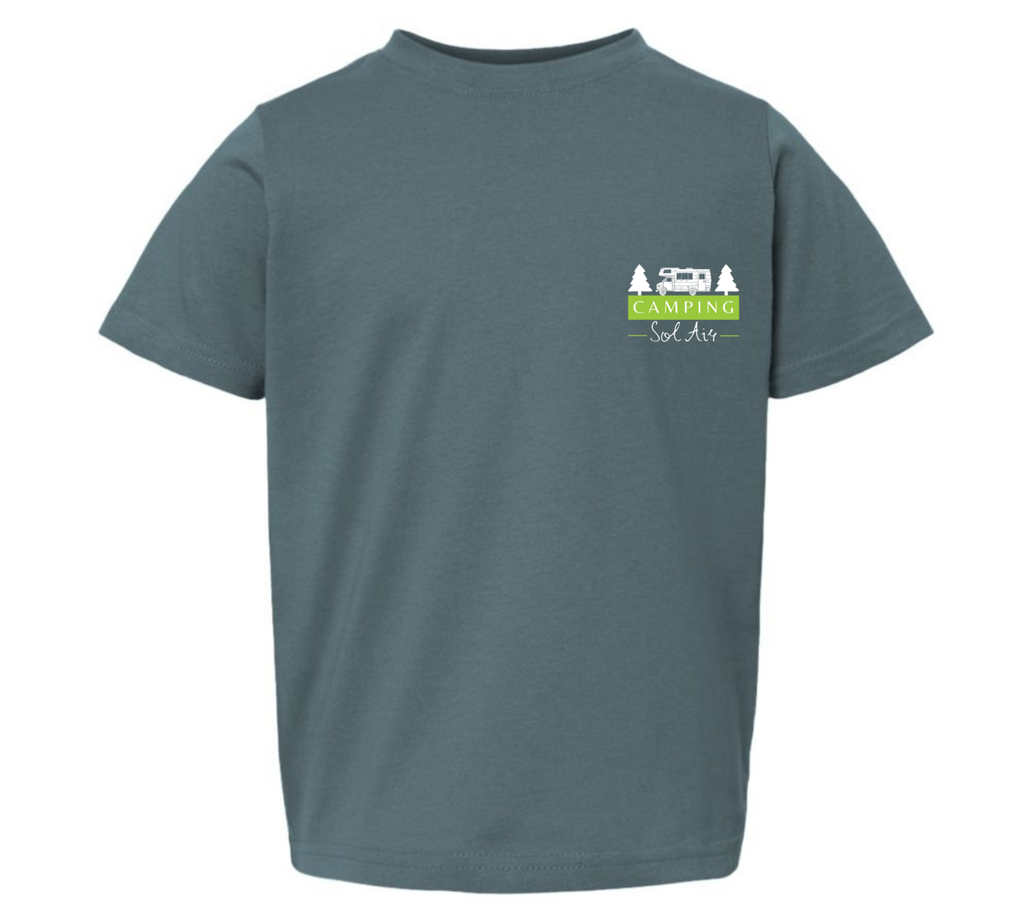 Chandail pour enfant T2, T3 et T4 à manches courtes, confortable et stylé, arborant fièrement le logo du camping (format 4 pouces) pour un look à la fois décontracté et représentatif.
