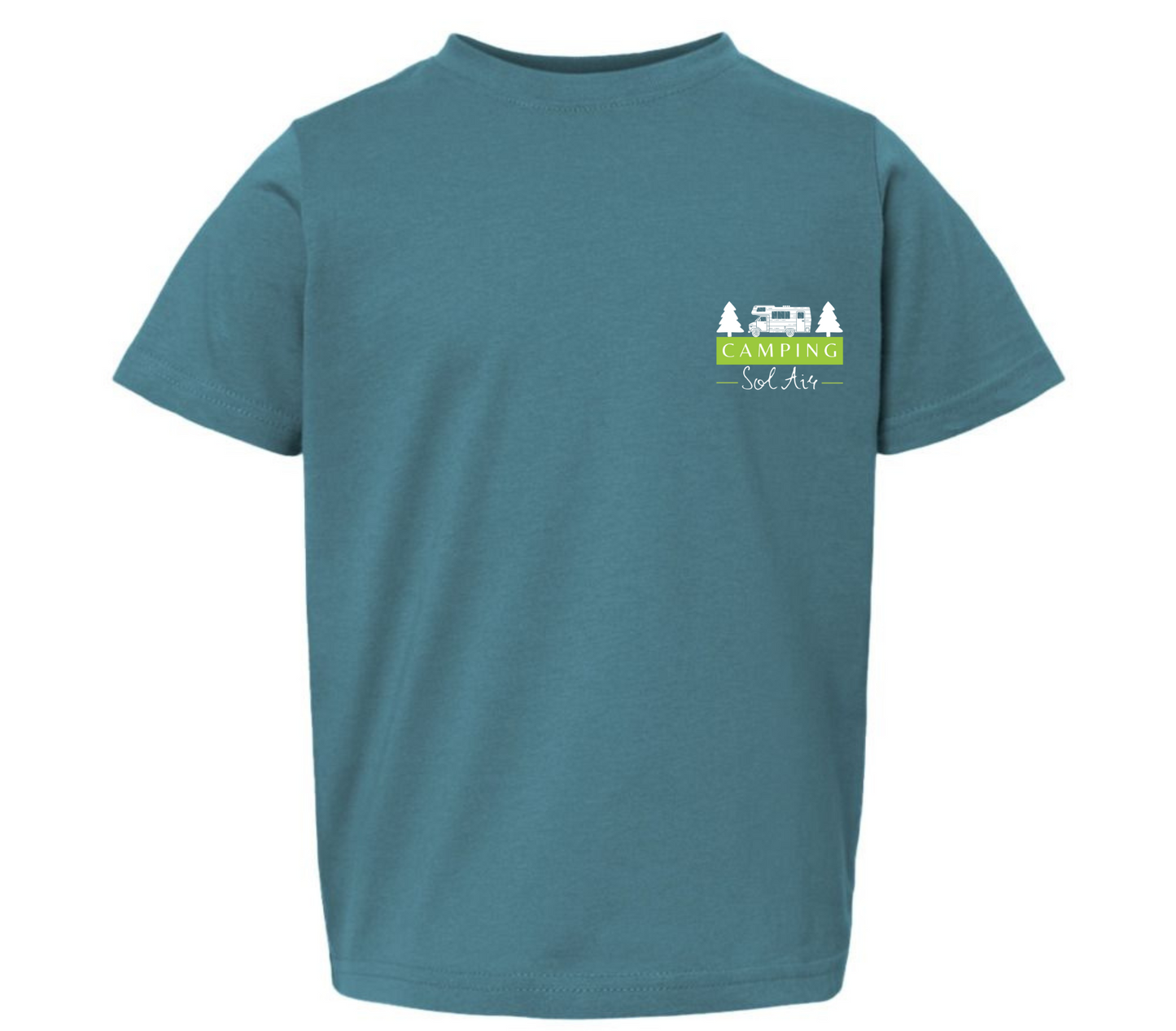 Chandail pour enfant T2, T3 et T4 à manches courtes, confortable et stylé, arborant fièrement le logo du camping (format 4 pouces) pour un look à la fois décontracté et représentatif.