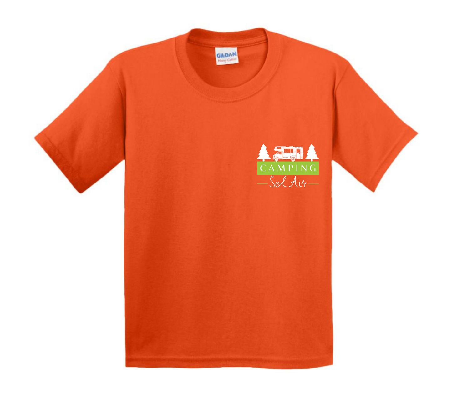 Chandail pour enfant à manches courtes, confortable et stylé, arborant fièrement le logo du camping (format 4 pouces) pour un look à la fois décontracté et représentatif.