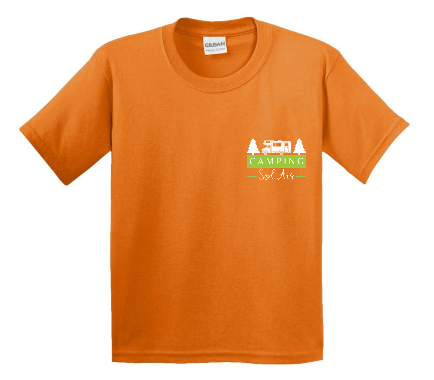 Chandail pour enfant à manches courtes, confortable et stylé, arborant fièrement le logo du camping (format 4 pouces) pour un look à la fois décontracté et représentatif.