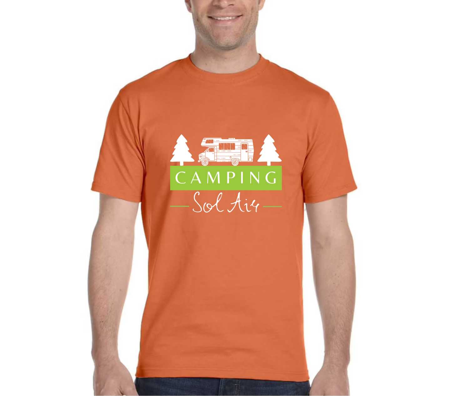 Chandail à manches courtes orné d’un logo de 11 pouces du camping.